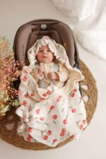 Letni otulacz do fotelika muślinowy premium Słoneczne owocki - wisienki natural