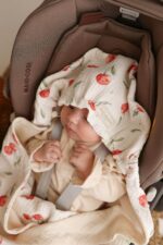 Letni otulacz do fotelika muślinowy premium Słoneczne owocki - wisienki natural - obrazek 3