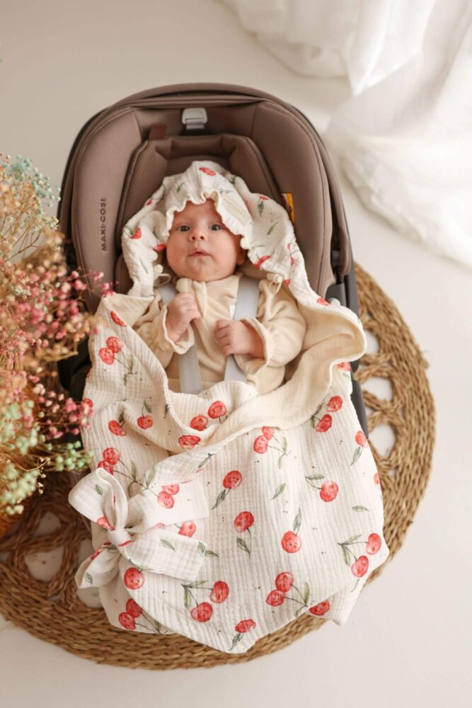 Letni otulacz do fotelika muślinowy premium Słoneczne owocki - wisienki natural