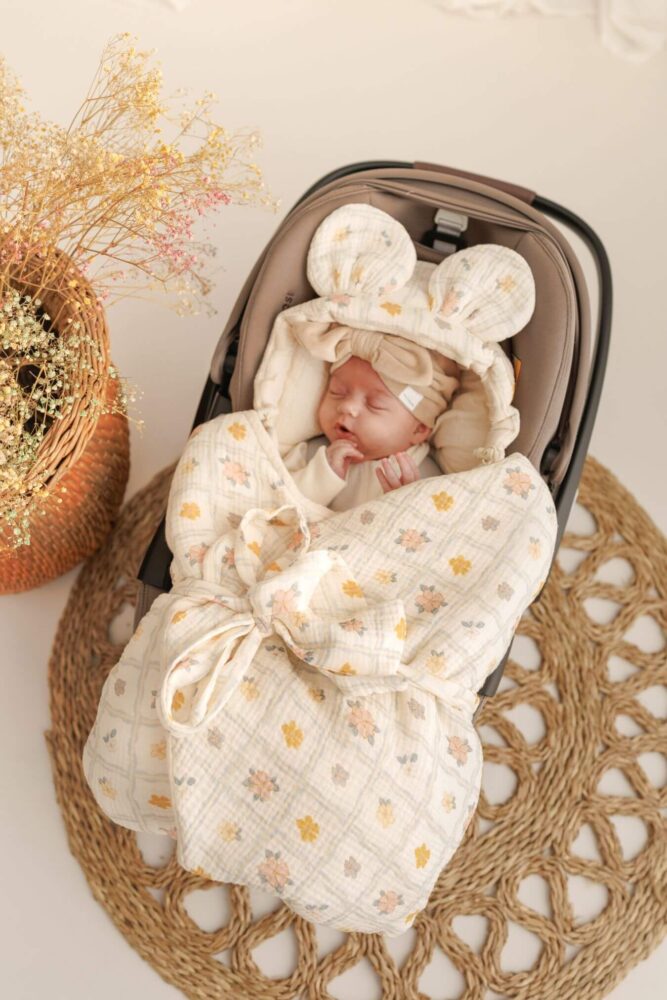 Otulacz do fotelika muślinowy premium Kwiatuszki w kratce – natural