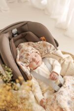 Letni otulacz do fotelika muślinowy premium Pastelowe kwiatuszki natural - obrazek 2