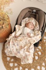 Letni otulacz do fotelika muślinowy premium Pastelowe kwiatuszki natural