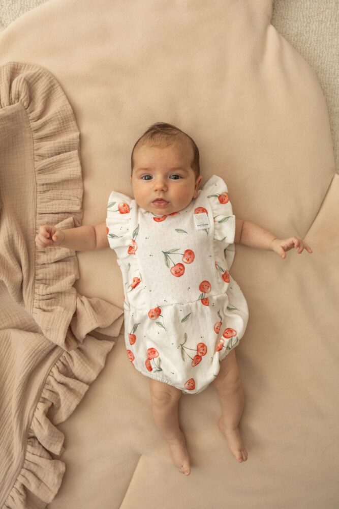 Rampers niemowlęcy ażurkowy słoneczne owocki - wisienki (body)