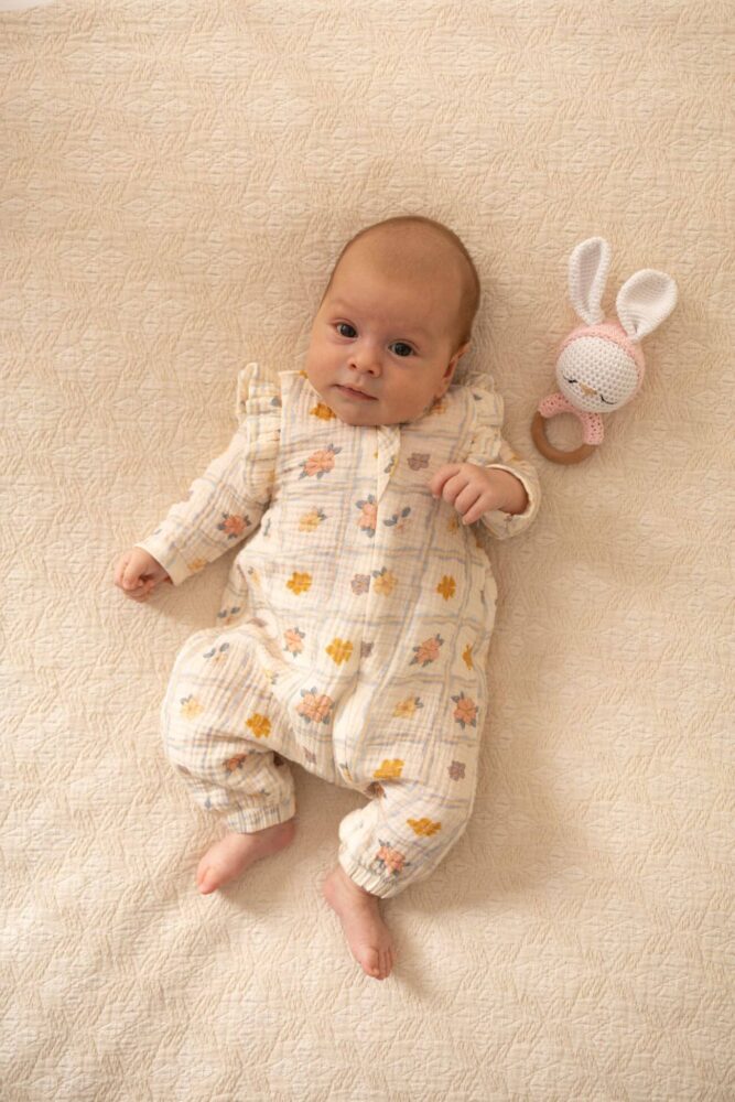 Rampers niemowlęcy muślinowy kwiatuszki w kratce