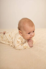 Rampers niemowlęcy kopertowy – prążkowana bawełna Beżowe kwiatuszki - obrazek 4