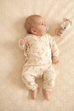 Rampers niemowlęcy kopertowy – prążkowana bawełna Beżowe kwiatuszki