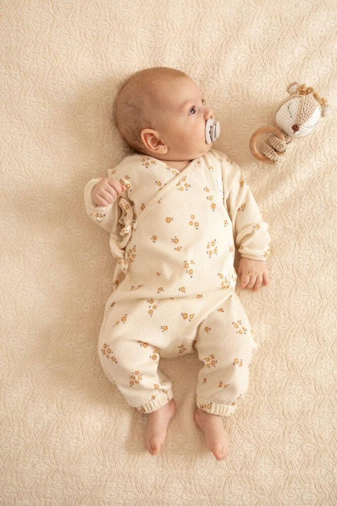 Rampers niemowlęcy kopertowy – prążkowana bawełna Beżowe kwiatuszki