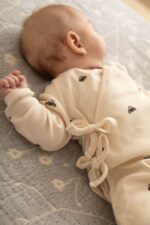 Rampers niemowlęcy kopertowy – prążkowana bawełna Czarne autka - obrazek 2