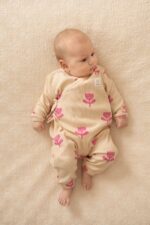 Rampers niemowlęcy kopertowy – prążkowana bawełna Tulipany