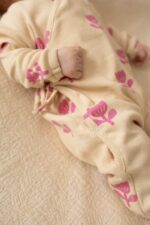 Rampers niemowlęcy kopertowy – prążkowana bawełna Tulipany - obrazek 3