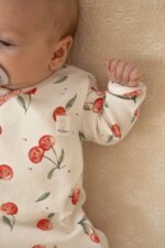 Rampers niemowlęcy kopertowy – prążkowana bawełna Słoneczne owocki - wisienki - obrazek 2