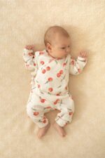 Rampers niemowlęcy kopertowy – prążkowana bawełna Słoneczne owocki - wisienki