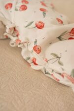 Rampers niemowlęcy kopertowy – prążkowana bawełna Słoneczne owocki - wisienki - obrazek 3