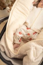 Rampers niemowlęcy kopertowy – prążkowana bawełna Słoneczne owocki - wisienki - obrazek 4