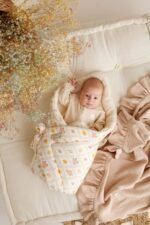 Rożek niemowlęcy muślinowy kwiatuszki w kratce - natural