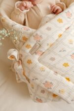 Rożek niemowlęcy muślinowy kwiatuszki w kratce - natural - obrazek 3