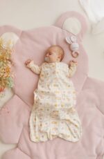 Ażurkowy śpiworek dla niemowląt kwiatuszki w kratce