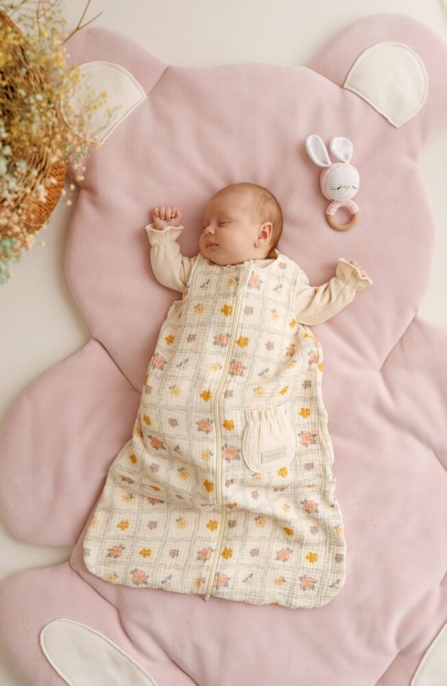 Letni muślinowy śpiworek dla niemowląt kwiatuszki w kratce