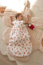 Śpiworek muślinowy premium do spania Słoneczne owocki - wisienki