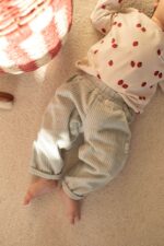 Spodnie dziecięce bawełniane sztruksowe pastelowa mięta - obrazek 3