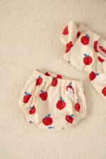 Spodenki bloomersy dziecięce bawełniane czerwone jabłuszka - obrazek 3
