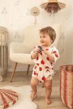 Spodenki bloomersy dziecięce bawełniane czerwone jabłuszka - obrazek 2