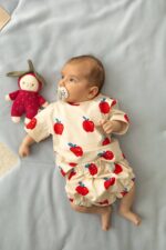 Spodenki bloomersy dziecięce bawełniane czerwone jabłuszka - obrazek 4