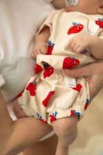 Spodenki bloomersy dziecięce bawełniane czerwone jabłuszka - obrazek 5