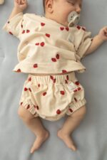 Spodenki bloomersy dziecięce bawełniane poziomki - obrazek 2